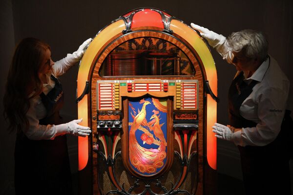 Freddie Mercury&#x27;s illuminated 1941 Wurlitzer jukebox, acquired by Mercury for his kitchen at Garden Lodge, is pictured during a press preview ahead of the &quot;Freddie Mercury: A World of His Own&quot; auctions at Sotheby&#x27;s auctioneers in London on August 3, 2023. The Wurlitzer jukebox is set to collect in the region of £15-20,000 ($19-25,000, €17-23,000). Sotheby&#x27;s are set to present the items over six auctions from September 6-11. (Photo by Daniel LEAL / AFP) - Sputnik Africa