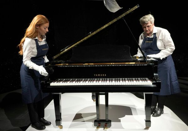 Freddie Mercury&#x27;s Yamaha Grand Piano, estimated at £2-3 million, on display at Sotheby&#x27;s auction rooms in London, Thursday, Aug. 3, 2023. More than 1,000 of Freddie Mercury&#x27;s personal items, including his flamboyant stage costumes, handwritten drafts of “Bohemian Rhapsody” and the baby grand piano he used to compose Queen&#x27;s greatest hits, are going on show in an exhibition at Sotheby&#x27;s London ahead of their sale. (AP Photo/Kirsty Wigglesworth) - Sputnik Africa