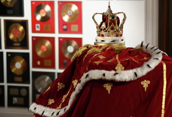 Freddie Mercury&#x27;s signature crown and cloak ensemble, worn throughout Queen&#x27;s 1986 &#x27;Magic&#x27; Tour, is pictured during a press preview ahead of the &quot;Freddie Mercury: A World of His Own&quot; auctions, at Sotheby&#x27;s auctioneers in London on August 3, 2023. The ensemble is set to be sold for close to £60-80,000. Sotheby&#x27;s are set to present the items over six auctions from September 6-11. (Photo by Daniel LEAL / AFP) - Sputnik Africa
