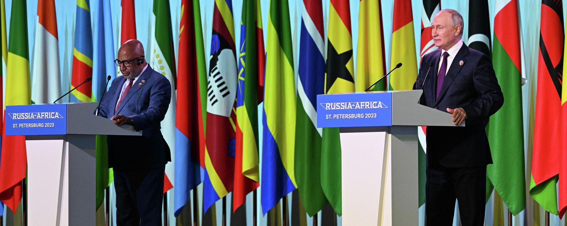 Russian President Vladimir Putin and Chairman of the African Union, President of the Union of Comoros Azali Assoumani (left) make a statement to the media at the Russia-Africa Summit on July 28, 2023.  - Sputnik Africa, 1920, 07.12.2023