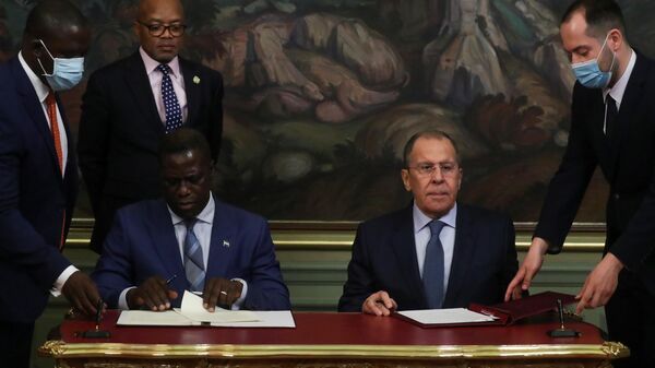 Russian Foreign Minister Sergey Lavrov, right, and Sierra Leone's Minister of Foreign Affairs and International Cooperation David Francis sign documents after their meeting, at the Foreign Ministry Reception House in Moscow, Russia, on May 17, 2021. - Sputnik Africa