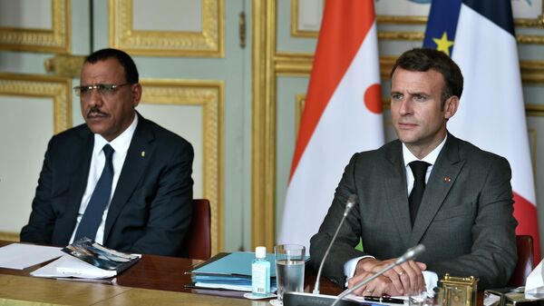 French President Emmanuel Macron and Niger's President Mohamed Bazoum, left, attend a video summit with leaders of G5 Sahel countries after France's decision last month to reduce French anti-terror troops in West Africa, at the Elysee presidential Palace in Paris, Friday July 9, 2021. - Sputnik Africa