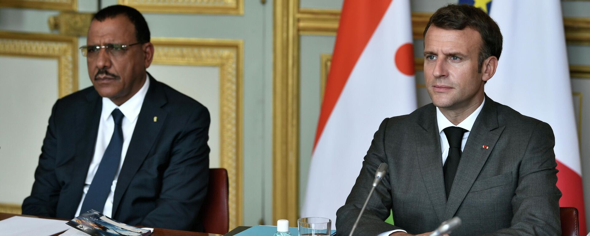 French President Emmanuel Macron and Niger's President Mohamed Bazoum, left, attend a video summit with leaders of G5 Sahel countries after France's decision last month to reduce French anti-terror troops in West Africa, at the Elysee presidential Palace in Paris, Friday July 9, 2021. - Sputnik Africa, 1920, 26.09.2023
