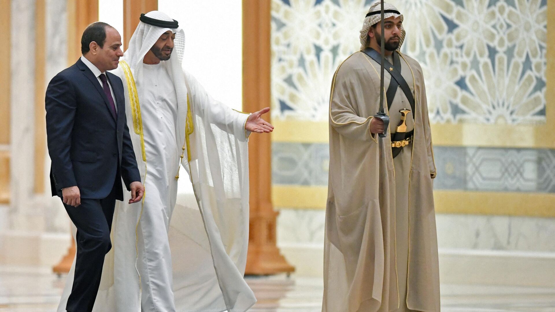 Egyptian President Abdel Fattah al-Sisi and the Crown Prince of Abu Dhabi, Sheikh Mohamed bin Zayed al-Nahyan, attend a welcome ceremony in the Emirati capital's Al-Watan presidential palace on November 14, 2019 in Abu Dhabi - Sputnik Africa, 1920, 24.08.2023