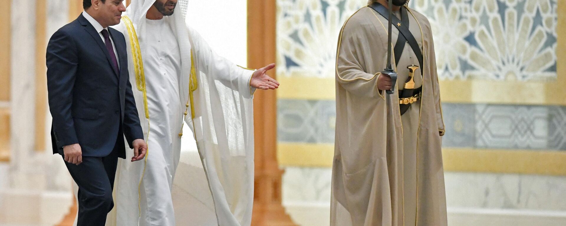 Egyptian President Abdel Fattah al-Sisi and the Crown Prince of Abu Dhabi, Sheikh Mohamed bin Zayed al-Nahyan, attend a welcome ceremony in the Emirati capital's Al-Watan presidential palace on November 14, 2019 in Abu Dhabi - Sputnik Africa, 1920, 24.08.2023