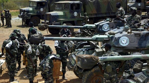 ECOMOG Nigerian soldiers, the military arm of the Economic Community of West African States (ECOWAS) prepare for a patrol in the village of Lomo nord, in central Ivory Coast 14 February 2003. - Sputnik Africa