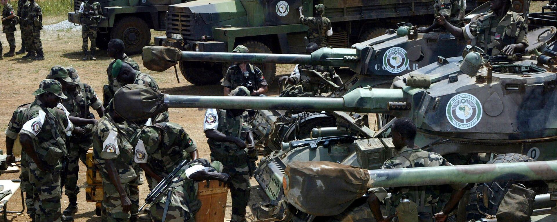 ECOMOG Nigerian soldiers, the military arm of the Economic Community of West African States (ECOWAS), prepare to patrol in the village of Lomo nord, in central Ivory Coast 14 February 2003. - Sputnik Africa, 1920, 06.08.2023