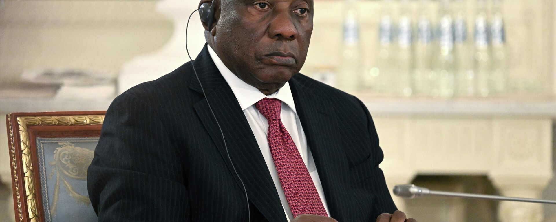 In this handout photo provided by Photo host Agency RIA Novosti, South African President Cyril Ramaphosa listens to Russian President Vladimir Putin during a meeting with a delegation of African leaders and senior officials in St. Petersburg, Russia, Saturday, June 17, 2023 - Sputnik Africa, 1920, 22.10.2023