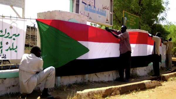 People hang up a Sudanese flag in Juba, southern Sudan,  Sunday, Jan 9, 2005.  - Sputnik Africa