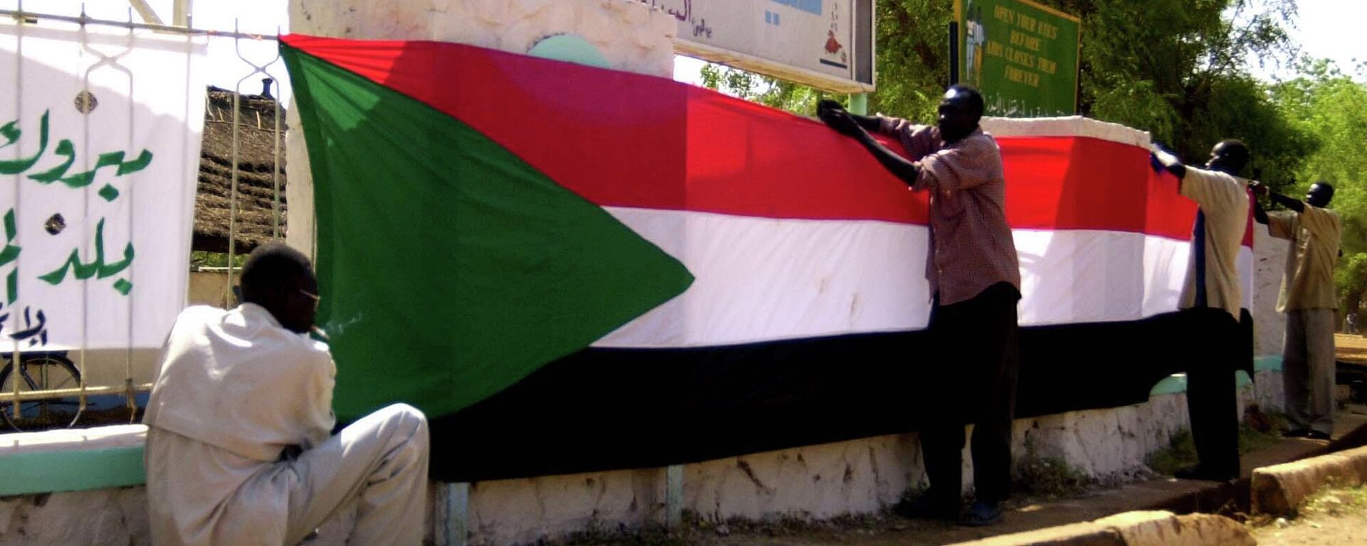 People hang up a Sudanese flag in Juba, southern Sudan,  Sunday, Jan 9, 2005.  - Sputnik Africa, 1920, 06.08.2023
