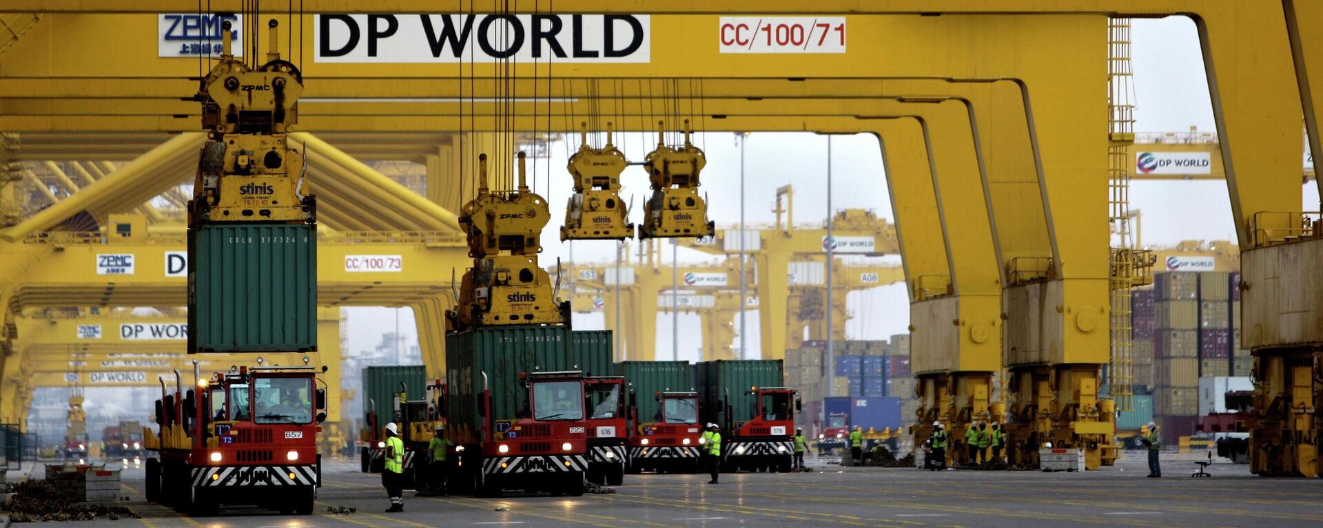In this Feb. 8, 2009 file photo, cranes off load containers at the Jebel Ali port terminal 2 in Dubai, United Arab Emirates. International port operator DP World signed a deal on Wednesday, Dec. 23, 2020, to develop a new deep-water port in Senegal worth over $1 billion, the company announced, its biggest ever investment in Africa.  - Sputnik Africa, 1920, 06.08.2023