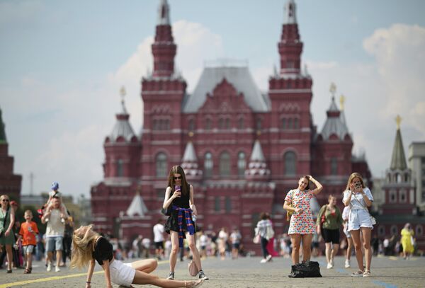 A girl is photographed on the Red Square. - Sputnik Africa