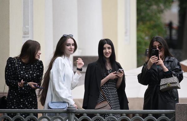 Girls in a Moscow&#x27;s park. - Sputnik Africa