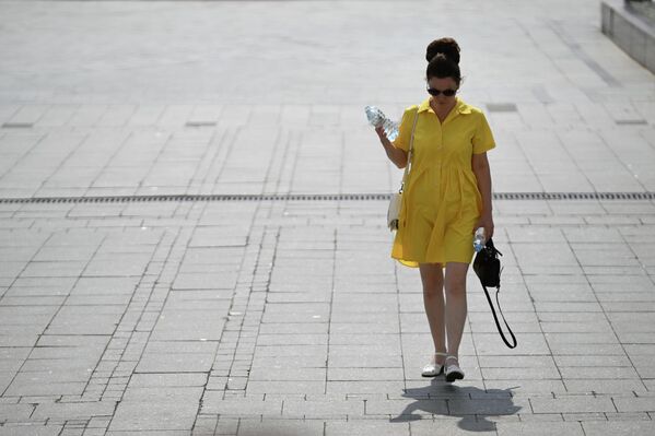 A young lady strolls along one of Moscow&#x27;s squares. - Sputnik Africa
