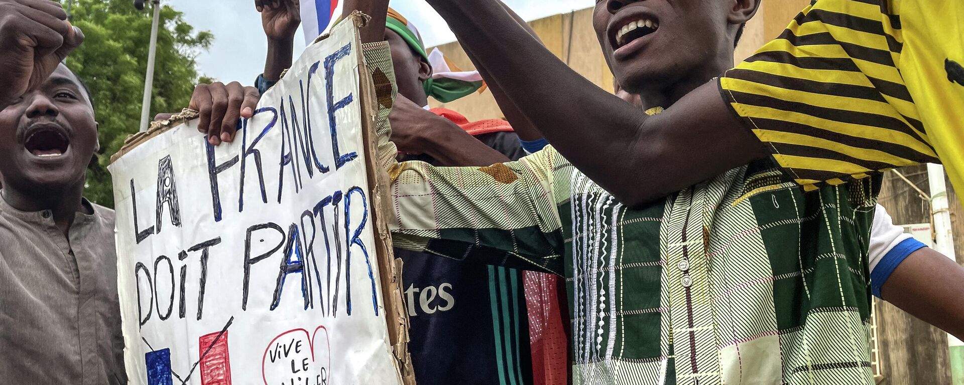 Protesters hold an anti-France placard during a demonstration on independence day in Niamey on August 3, 2023. Security concerns built on August 3, 2023 ahead of planned protests in coup-hit Niger, with France demanding safety guarantees for foreign embassies as some Western nations reduced their diplomatic presence.  - Sputnik Africa, 1920, 16.08.2023
