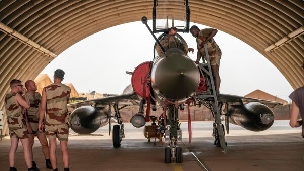 Les mécaniciens de l'armée de l'air française entretiennent un Mirage sur la base de Niamey, au Niger - Sputnik Afrique
