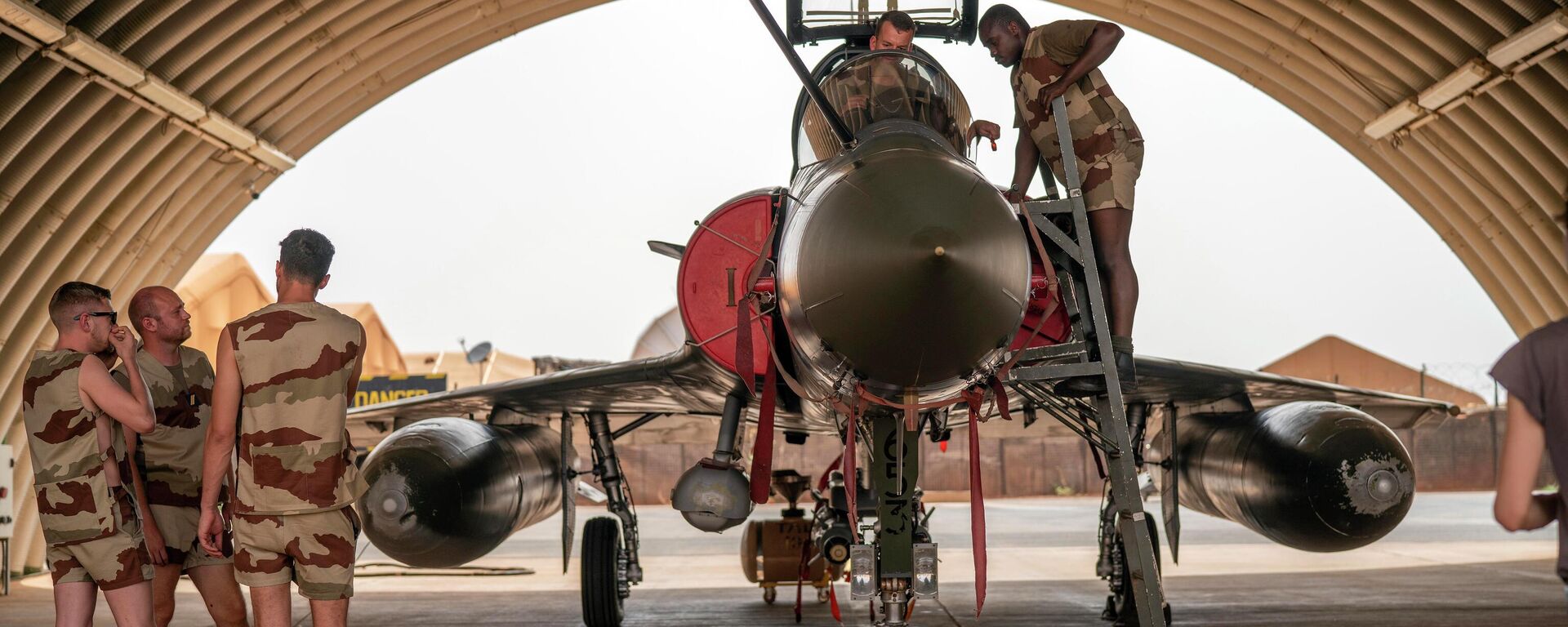French Barkhane Air Force mechanics maintain a Mirage 2000 on the Niamey, Niger base, on June 5, 2021.  - Sputnik Africa, 1920, 25.09.2023