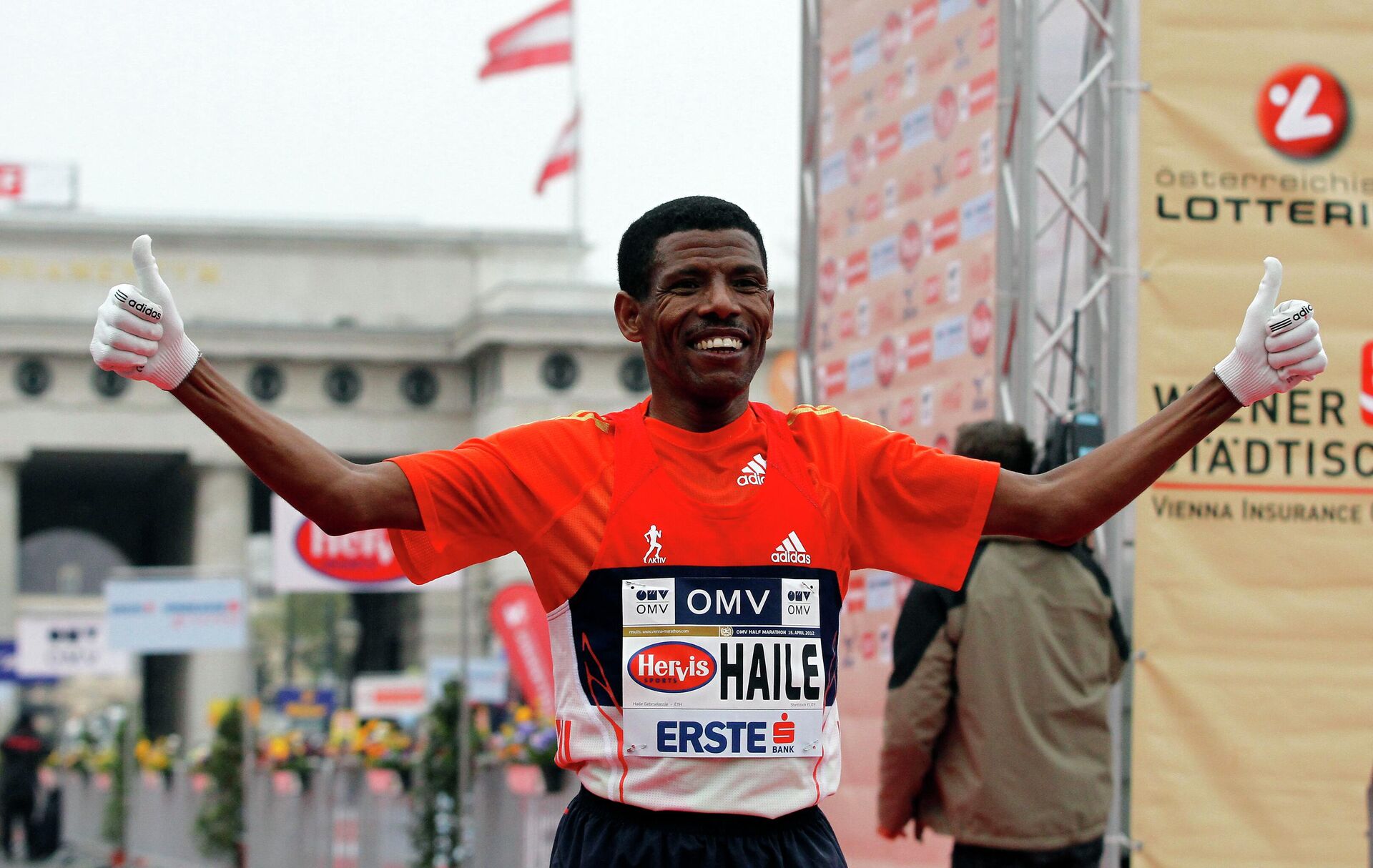 Ethiopia's long distance runner Haile Gebrselassie crosses the finish line to win the Vienna city half marathon, in downtown Vienna, Austria, on Sunday, April 15, 2012.  - Sputnik Africa, 1920, 08.08.2023