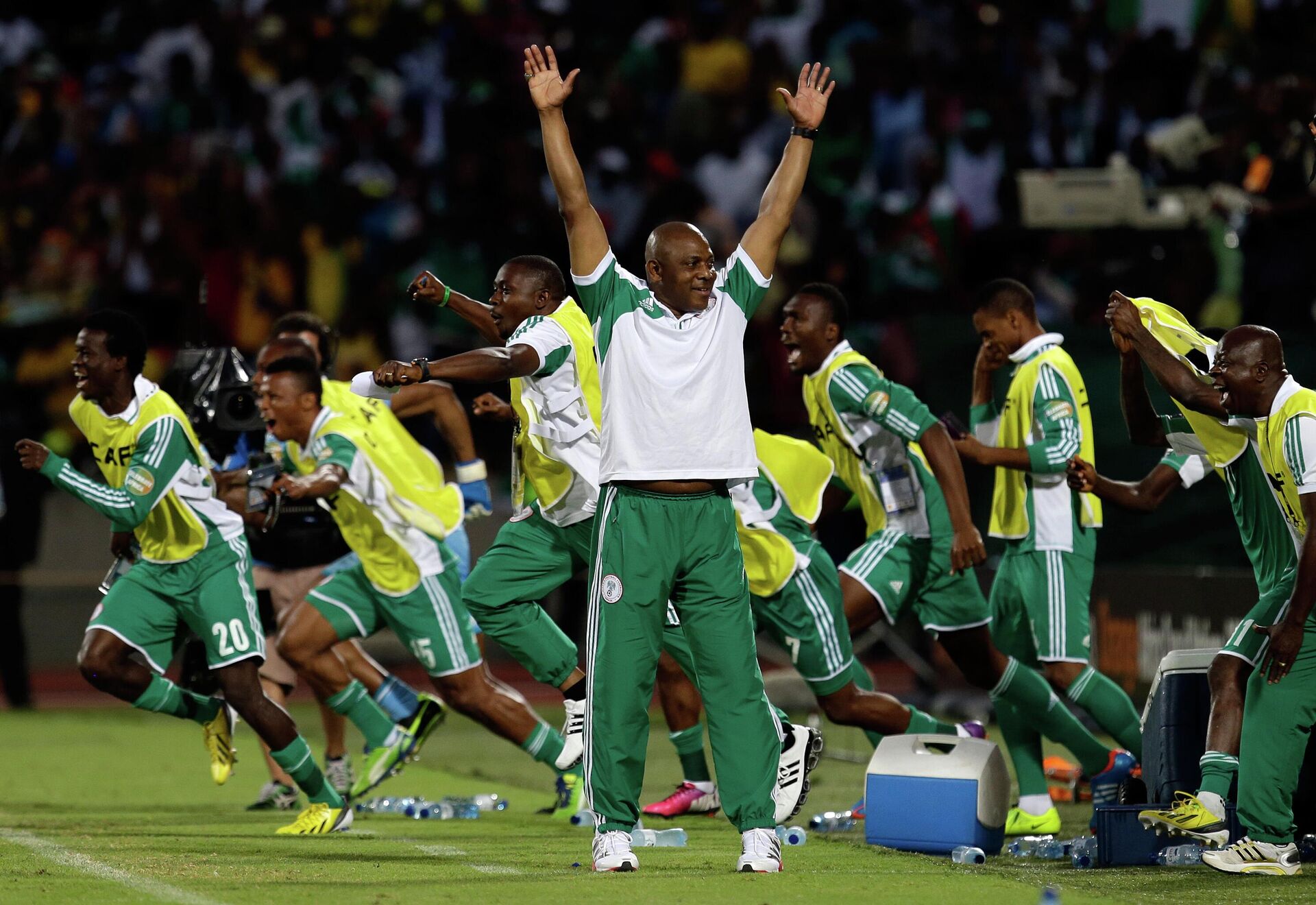 In this Feb. 3, 2013 file photo, Nigeria's head coach Stephen Keshi, center, reacts to the final whistle of their African Cup of Nations quarterfinals match with Ivory Coast at the Royal Bafokeng stadium in Rustenburg, South Africa.  - Sputnik Africa, 1920, 08.08.2023