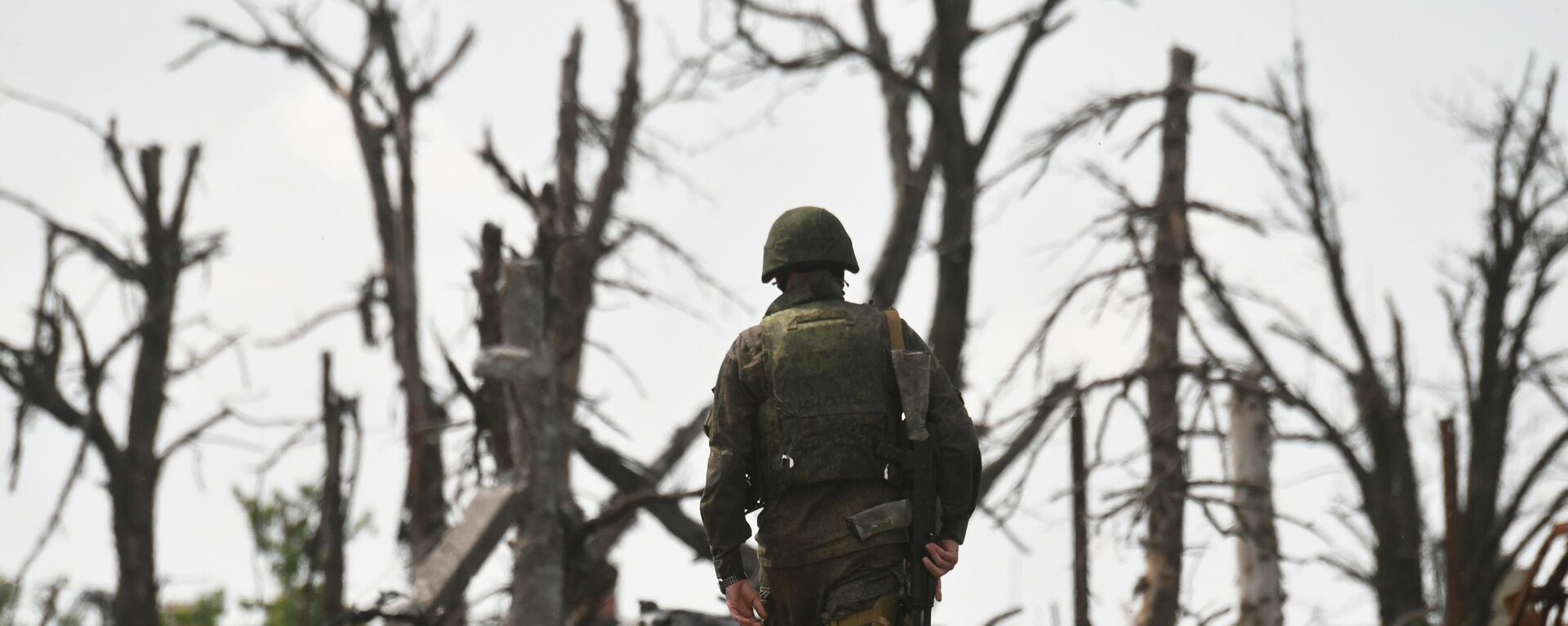 A Russian serviceman patrols the area near the frontline town of Artemovsk, also known as Bakhmut, in the course of Russia's military operation in Ukraine, Donetsk People's Republic, Russia. - Sputnik Africa, 1920, 08.08.2023