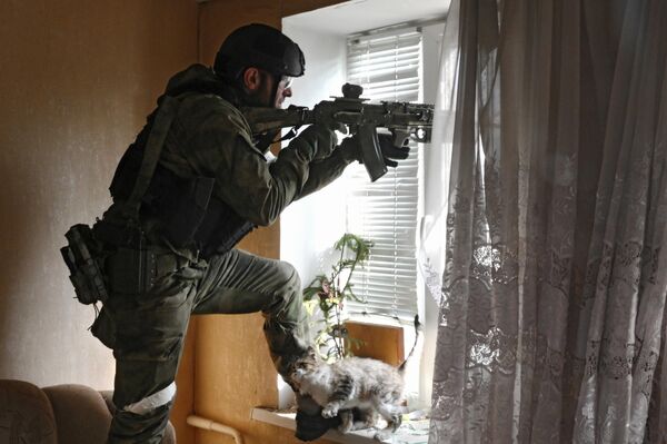A soldier of the special police regiment named after Hero of Russia A. A. Kadyrov of the Chechen Interior Ministry during a sweep of the residential sector in the Left Bank district of Mariupol. - Sputnik Africa