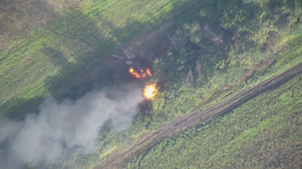 Un drone kamikaze russe Lancet détruit des canons automoteurs ukrainiens dans la zone de l’opération spéciale - Sputnik Afrique