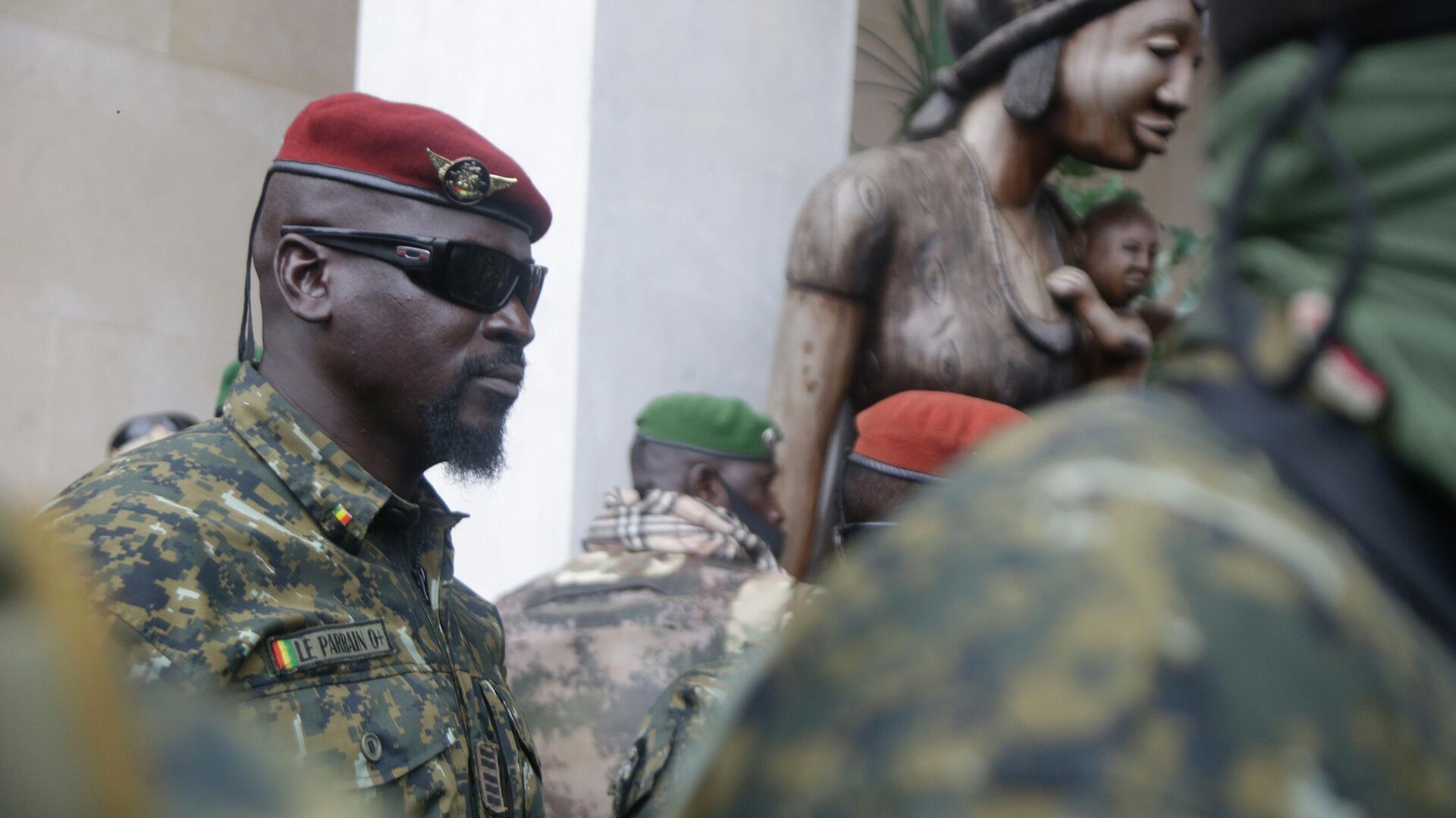  Guinea's Junta President Col. Mamady Doumbouya, leaves a meeting with an ECOWAS delegation in Conakry, Guinea, Sept. 10, 2021. - Sputnik Afrique, 1920, 16.06.2025