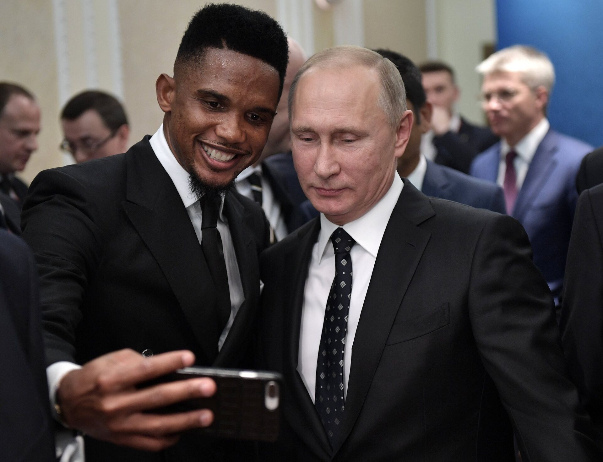 Russian President Vladimir Putin and Cameroonian footballer Samuel Eto'o, left, during the meeting of the Russian President with world football stars held before the official final draw ceremony of the 2018 FIFA World Cup. - Sputnik Afrique, 1920, 08.08.2023