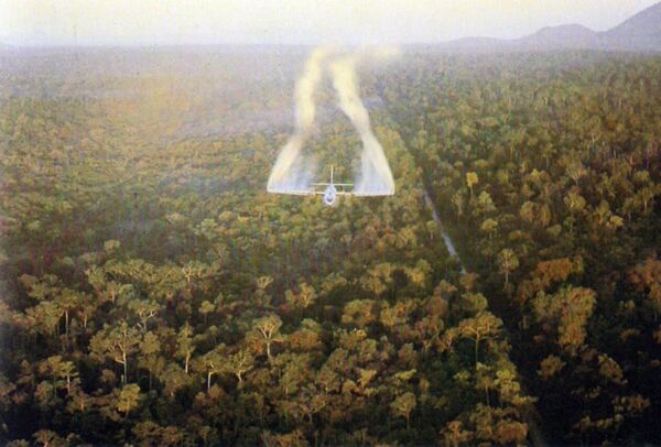 Самолет Fairchild C-123 Provider распыляет дефолиант в Южном Вьетнаме - Sputnik Africa