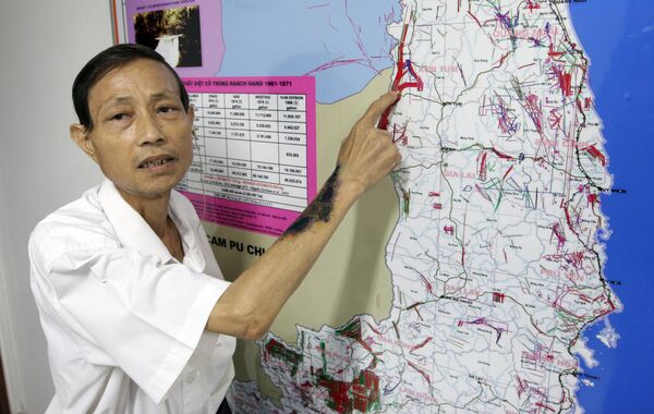 Former North Vietnamese platoon commander Nguyen Van Quy, 52, points to the Kontum area of central Vietnam on a map showing in red where US wartime forces sprayed the notorious toxic defoliant, Agent Orange, in Hanoi 08 June 2007. - Sputnik Africa