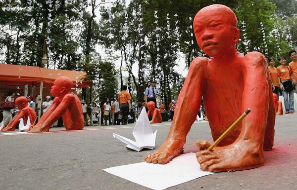 Sculptures by local students representing disabled child victims of the defoliant Agent Orange used by the US military during the Vietnam War are on display along a street in Ho Chi Minh-City, 18 September 2004. - Sputnik Africa