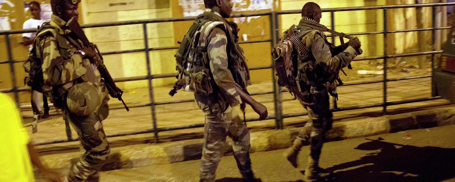 ECOWAS Senegalese troops take position near the state house in the Gambian capital Banjul Jan. 22, 2017. West Africa's regional bloc known as ECOWAS has threatened the use of force in reinstating the president of Niger after he was deposed by his military but how the bloc would carry out the threat remains unclear, with a military deployment on the table.  - Sputnik Africa, 1920, 09.08.2023