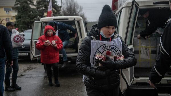 Red Cross employees unload humanitarian supplies from cars outside the culture house in the town of Shchastya previously controlled by Ukrainian armed forces, Luhansk People's Republic, March 3, 2022. - Sputnik Africa