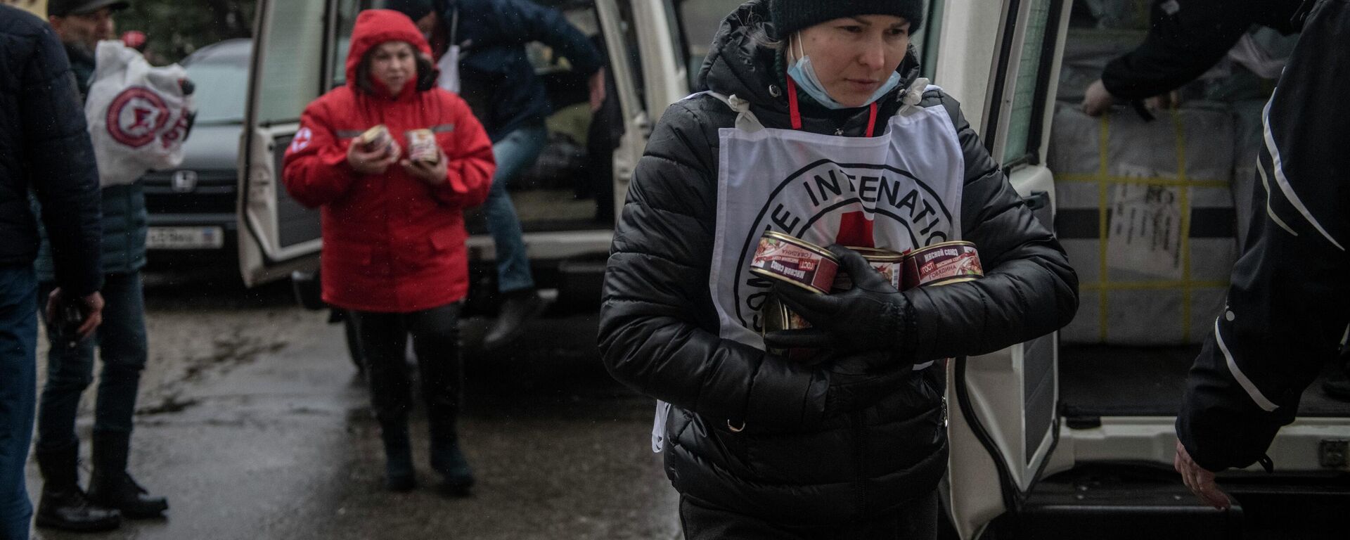 Red Cross employees unload humanitarian supplies from cars outside the culture house in the town of Shchastya previously controlled by Ukrainian armed forces, Luhansk People's Republic, March 3, 2022. - Sputnik Africa, 1920, 09.08.2023