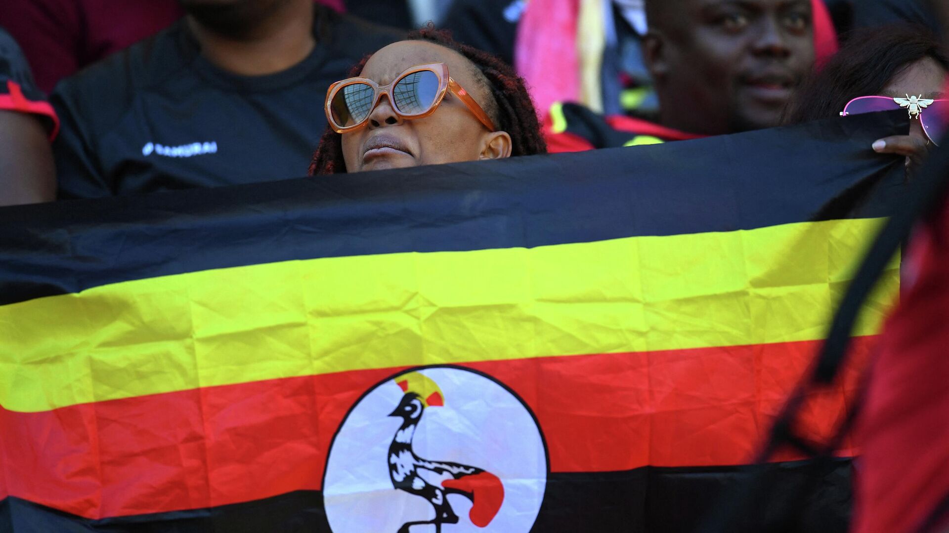 A Ugandan fan holds up a flag during a match between Jamaica and Uganda in the Rugby World Cup Sevens tournament, in Cape Town on September 9, 2022 - Sputnik Africa, 1920, 09.08.2023