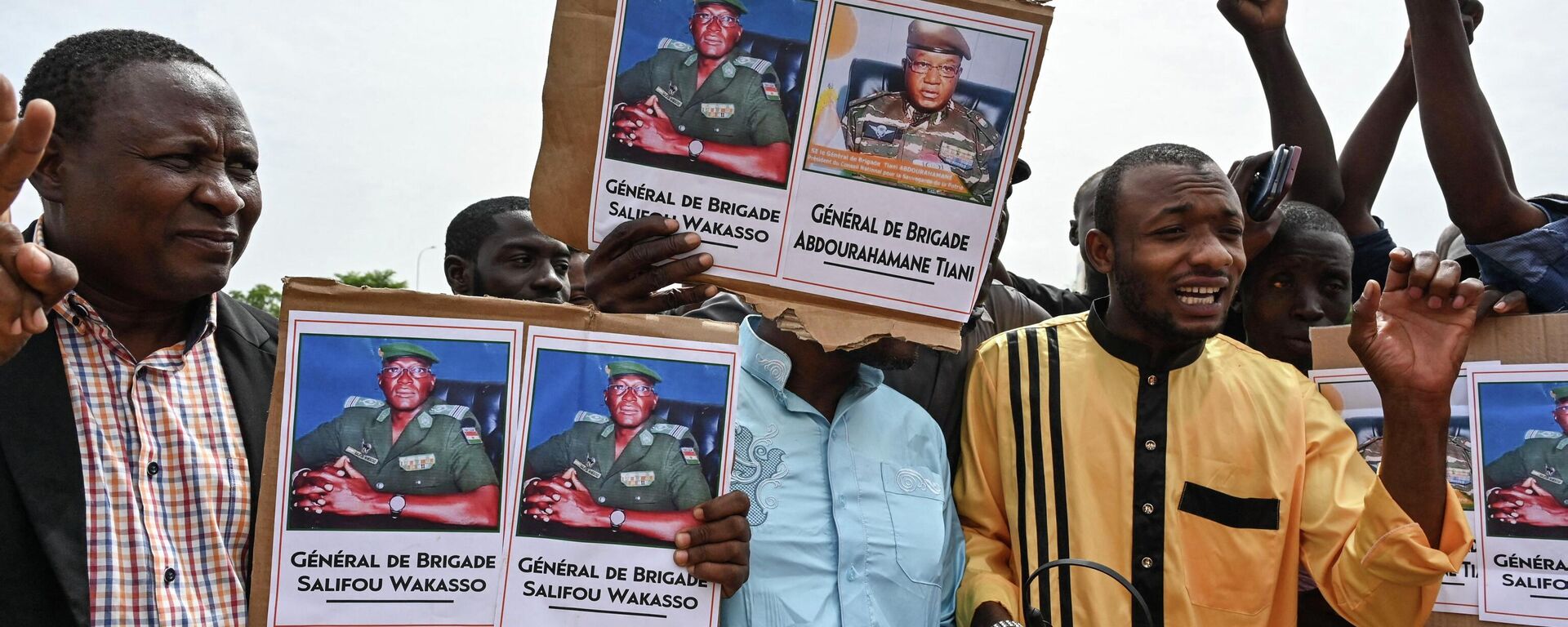 A supporter of Niger's National Council for the Safeguard of the Homeland (CNSP) holds up a placeard with a photo of General Abdourahamane Tchiani on in Niamey on August 6, 2023.  - Sputnik Africa, 1920, 10.08.2023
