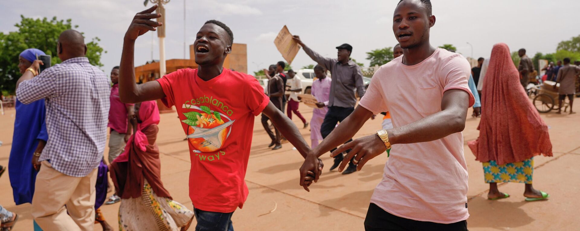 Supporters of Niger's ruling coup leadership cheer in Niamey, Niger - Sputnik Africa, 1920, 10.08.2023