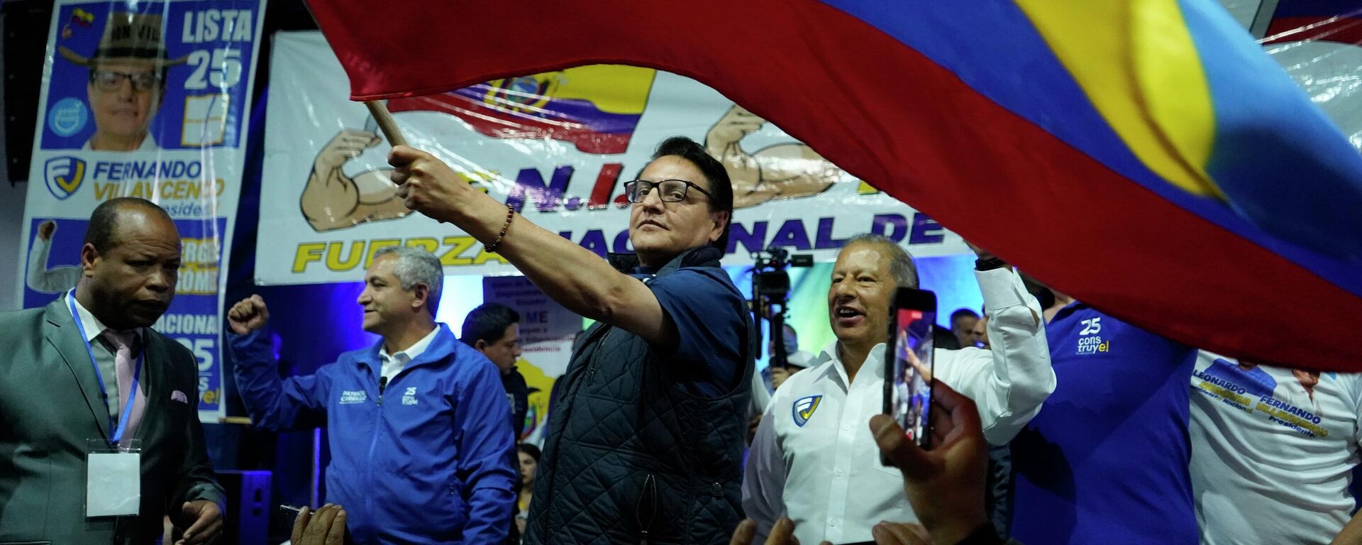 Presidential candidate Fernando Villavicencio waves an Ecuadorean  flag during a campaign event at a school minutes before he was shot to death outside the same school in Quito, Ecuador - Sputnik Africa, 1920, 10.08.2023