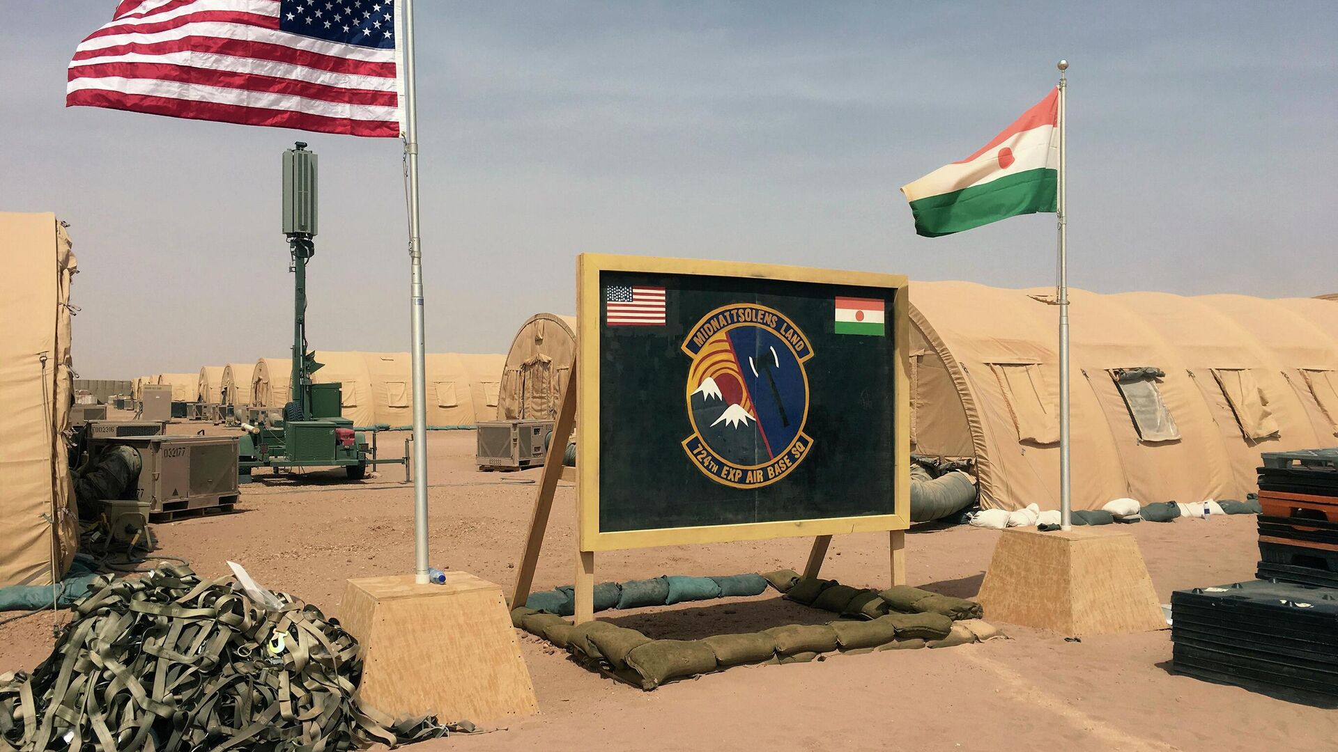  In this photo taken Monday, April 16, 2018, a US and Niger flag are raised side by side at the base camp for air forces and other personnel supporting the construction of Niger Air Base 201 in Agadez, Niger.  - Sputnik Africa, 1920, 11.10.2023