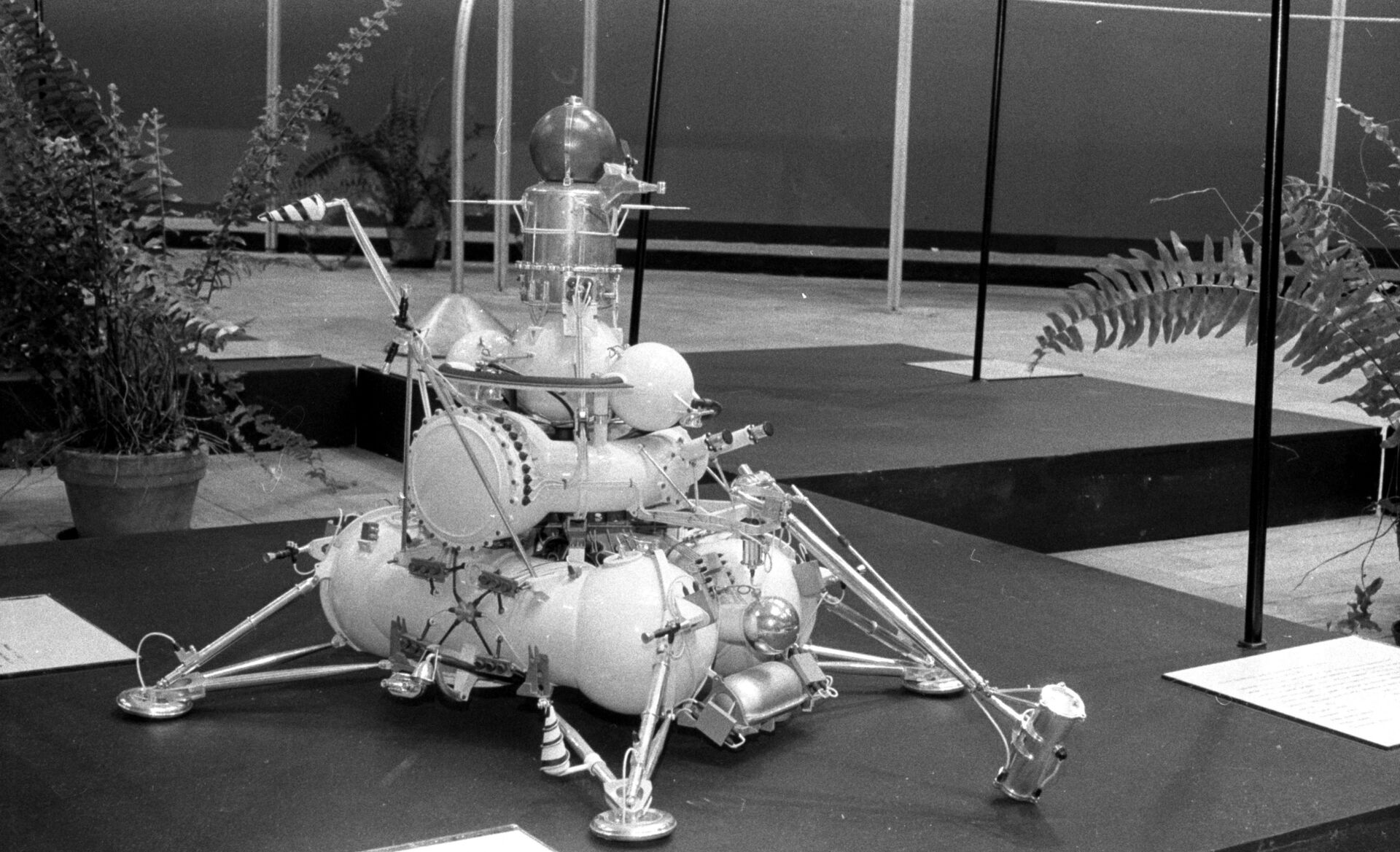 Model of Soviet unmanned spacecraft Luna 24 exhibited in Prague around 1980 - Sputnik Africa, 1920, 10.08.2023