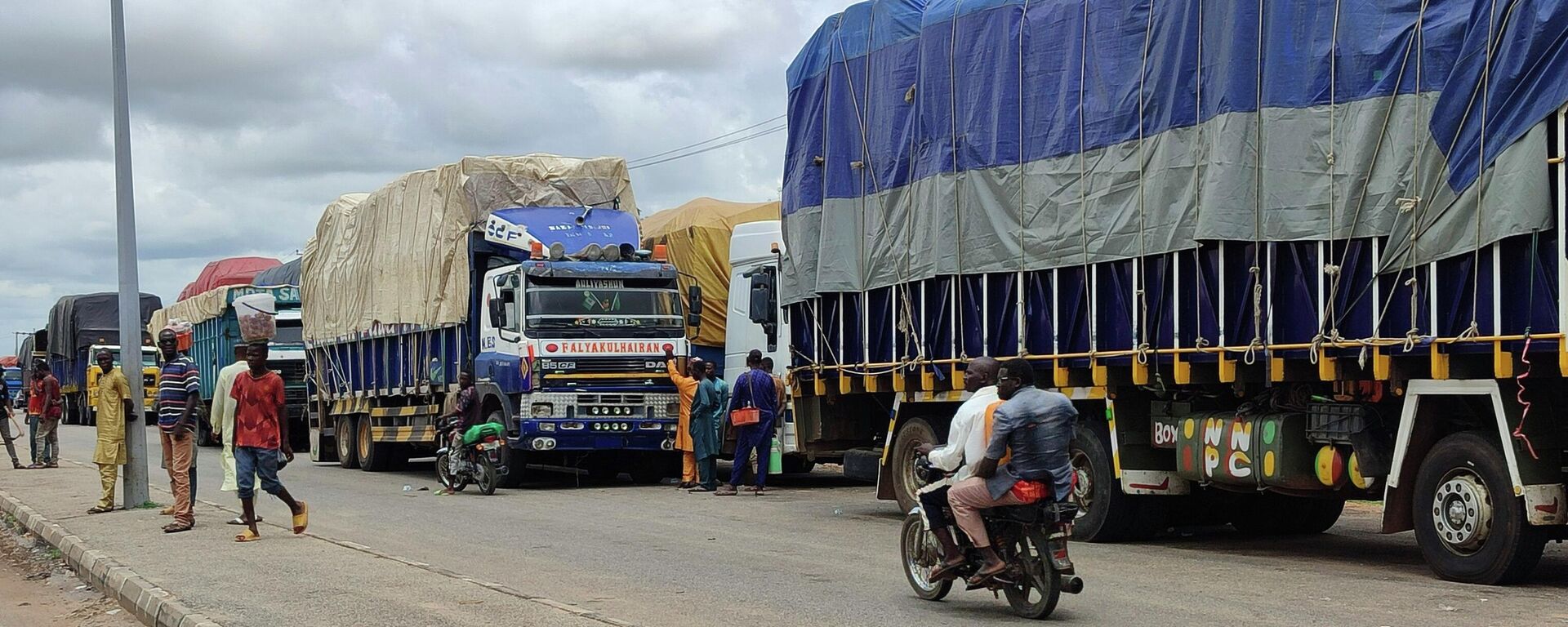 Stranded trucks with goods are seen at the border between Nigeria and Niger in Jibia, Nigeria, Monday, Aug. 7, 2023.  - Sputnik Africa, 1920, 12.08.2024