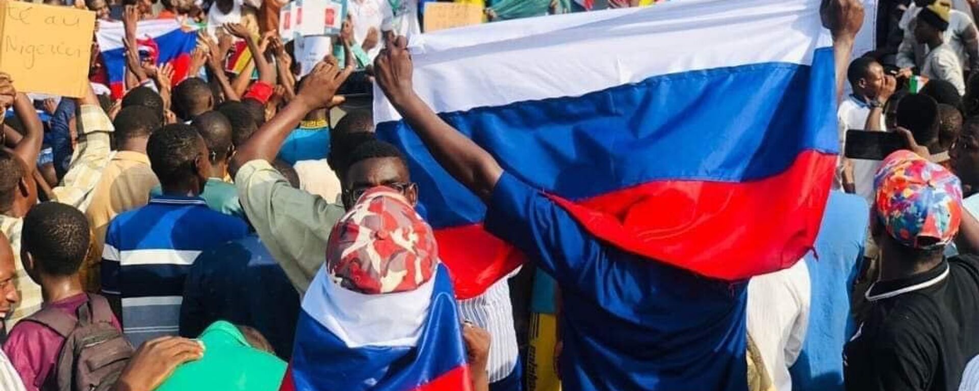 Protesters in Niger waving Russian and Nigerien flags.  - Sputnik Africa, 1920, 11.08.2023