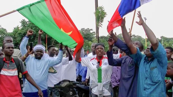 Demonstrators gather near Thomas Sankara memorial with Burkina Faso and Russian flags - Sputnik Africa