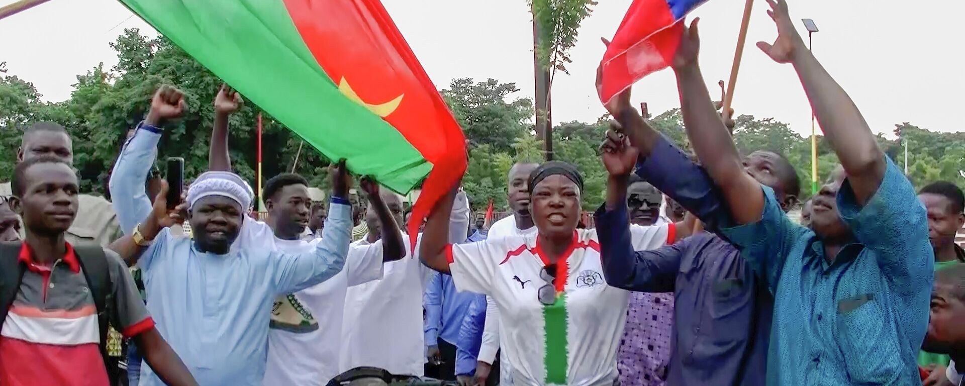 Demonstrators gather near Thomas Sankara memorial with Burkina Faso and Russian flags - Sputnik Africa, 1920, 11.08.2023
