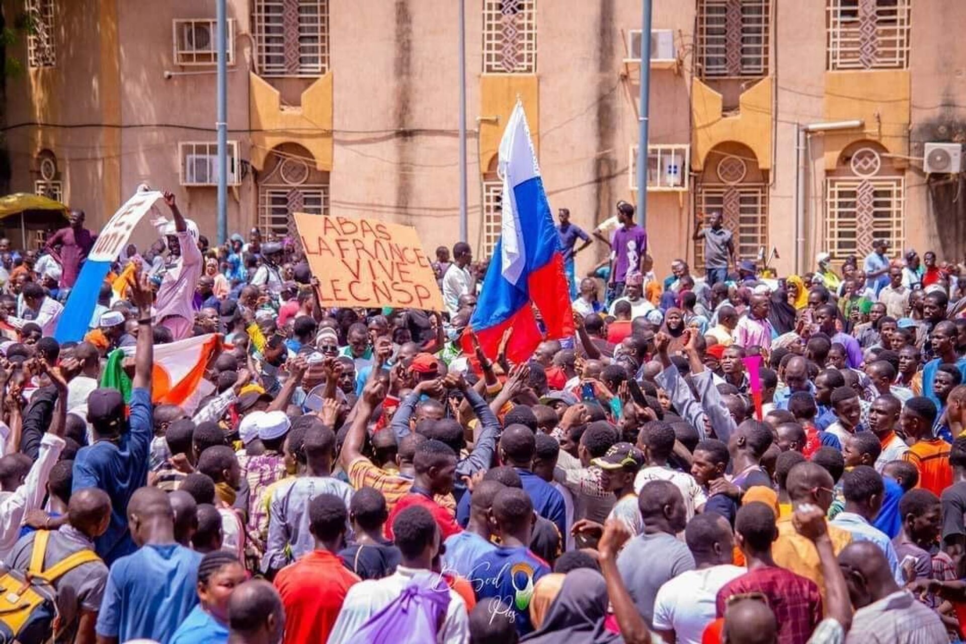 Protesters in Niger waving Russian and Nigerien flags. - Sputnik Africa, 1920, 11.08.2023