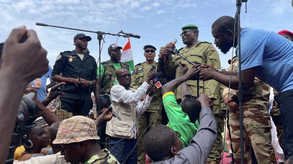 Mohamed Toumba, one of the soldiers who ousted Nigerian President Mohamed Bazoum, addresses supporters of Niger's ruling junta in Niamey - Sputnik Africa
