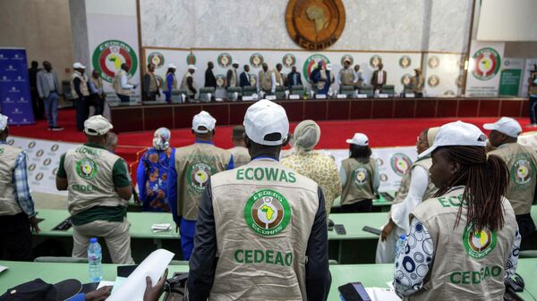 Members stand for the arrival of dignitaries at a joint press conference by African Union (AU) and Economic Community of West African States (ECOWAS) electoral observers in Abuja, Nigeria Monday, Feb. 27, 2023.  - Sputnik Africa