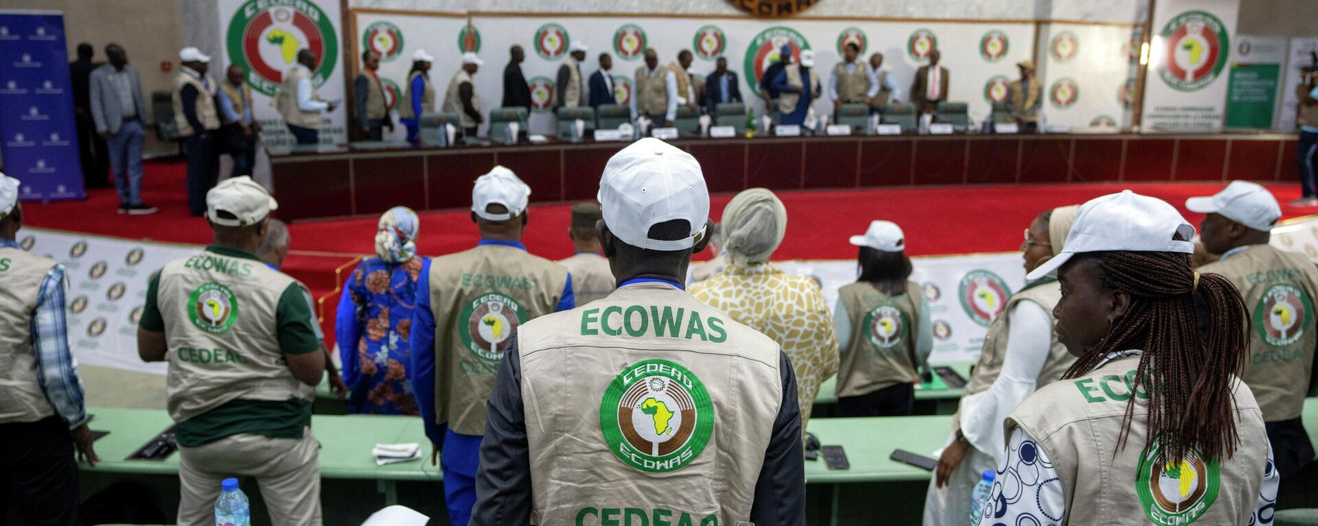 Members stand for the arrival of dignitaries at a joint press conference by African Union (AU) and Economic Community of West African States (ECOWAS) electoral observers in Abuja, Nigeria Monday, Feb. 27, 2023.  - Sputnik Africa, 1920, 19.08.2023