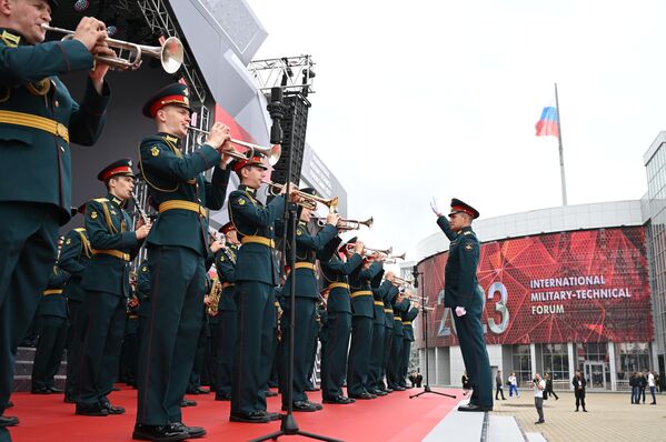 A military orchestra at the ARMY-2023 Forum. - Sputnik Africa