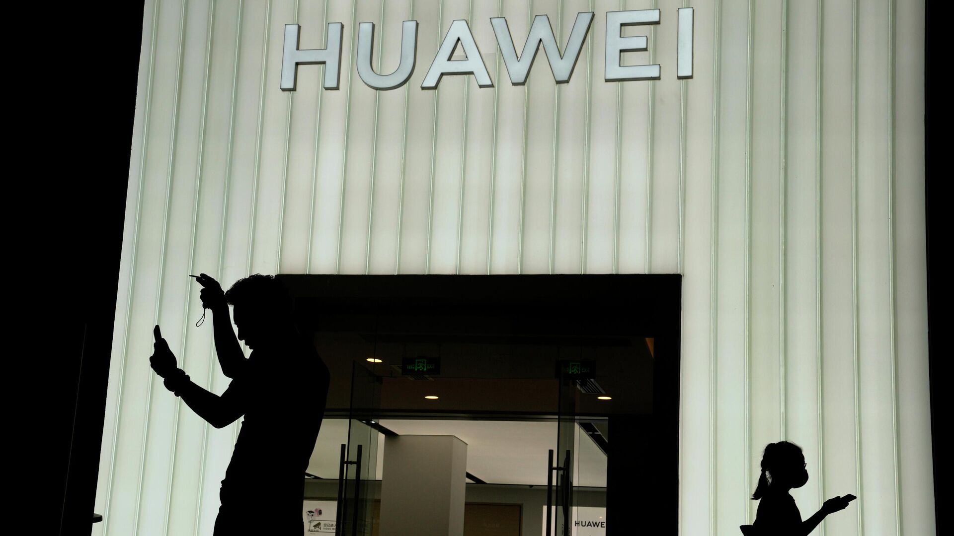 Visitors to a mall walk past a Huawei store in Beijing, China, on Aug. 26, 2021. - Sputnik Africa, 1920, 15.08.2023